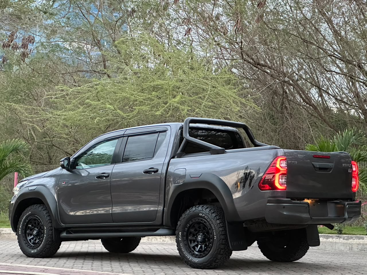 TOYOTA HILUX DOUBLE CABIN thumbnail 8